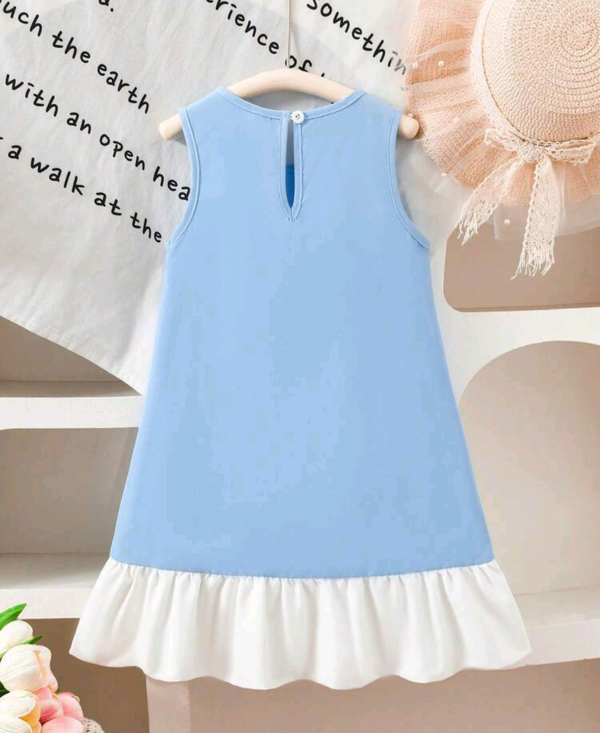 Vestido celeste sin mangas con detalles de flores 3D