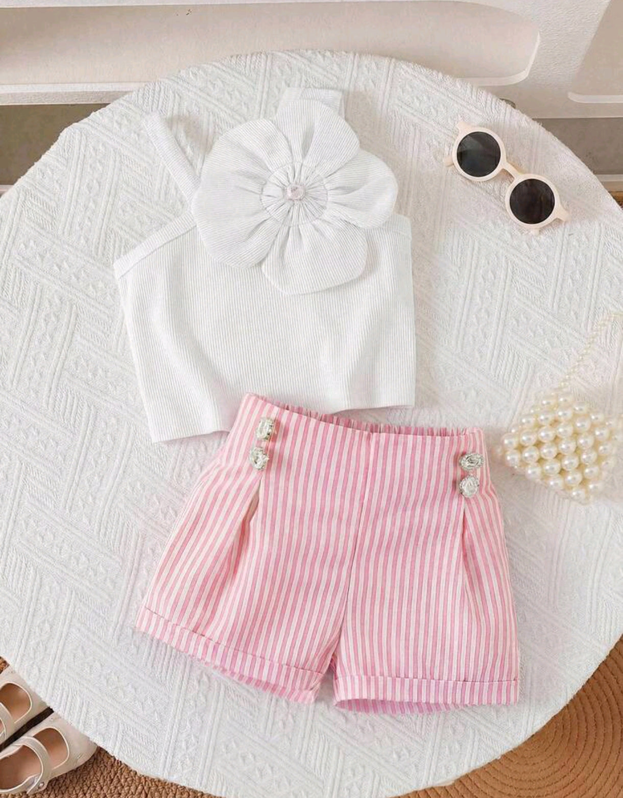 Blusa de mangas asimétrica con flor+ shor a rayas
