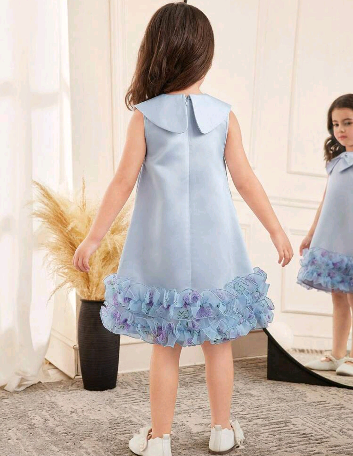 Vestido Chic con cuello y volados en las puntas