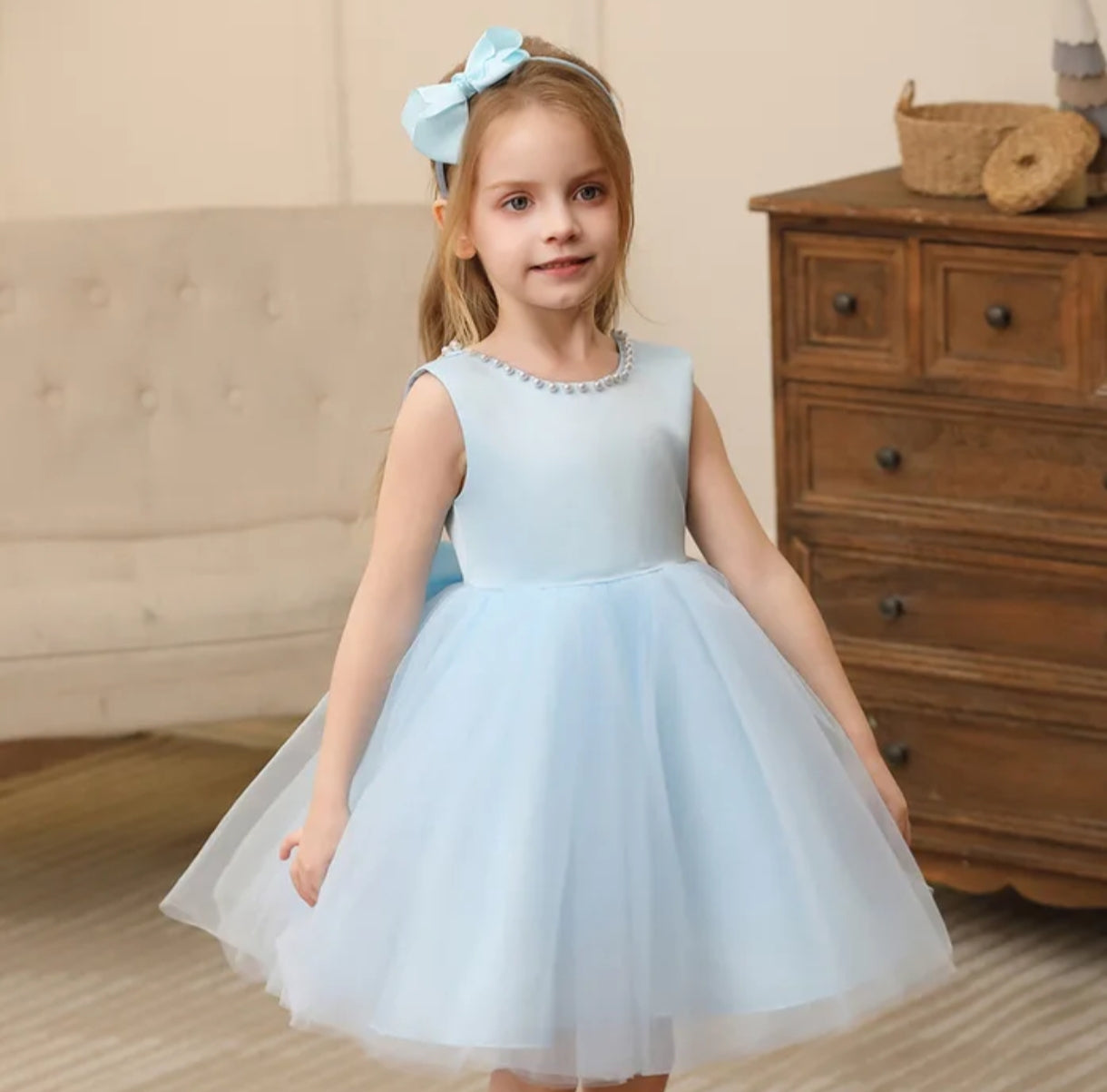Vestido Elegante con tul y perlitas con moño en la espalda