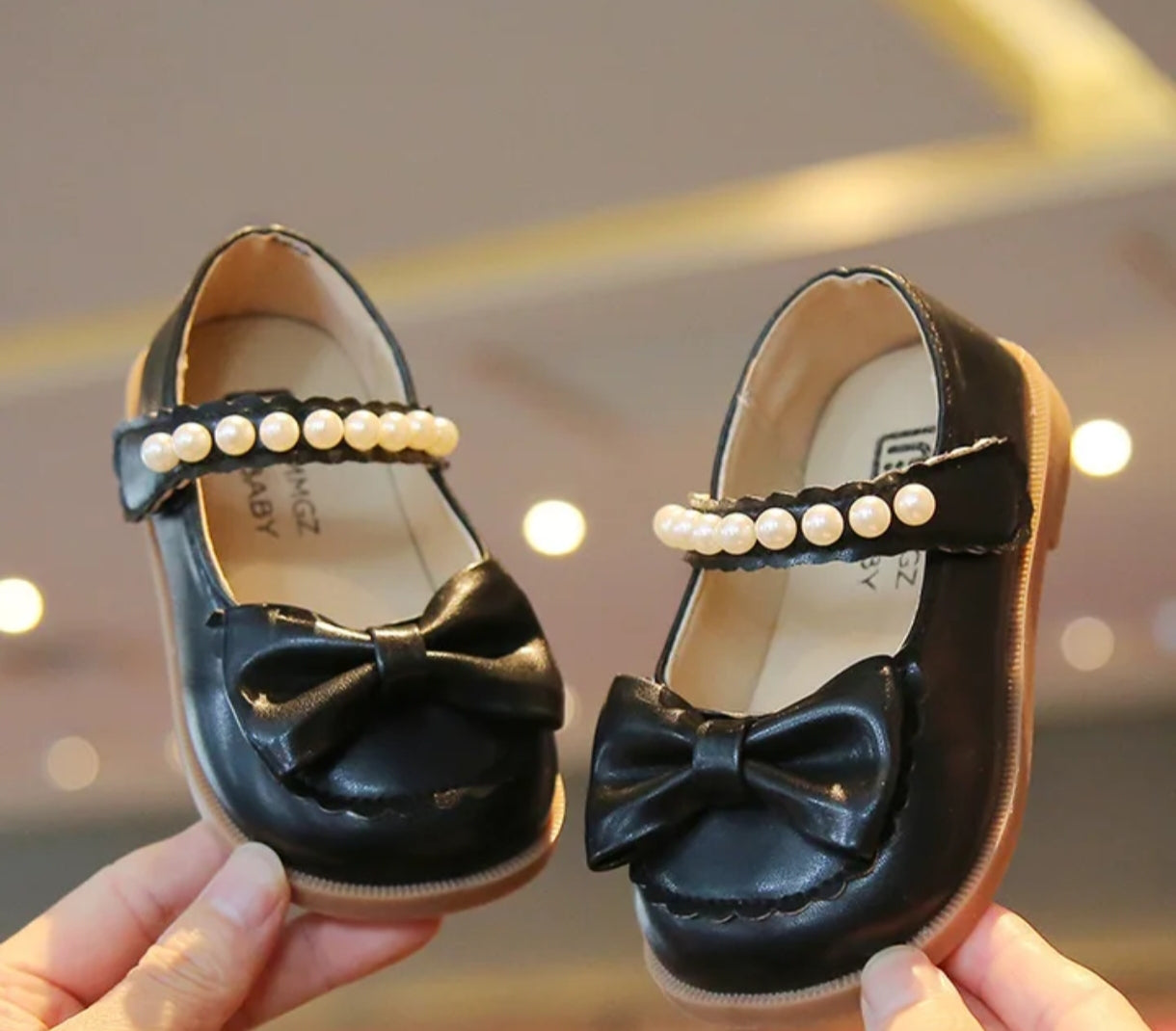 Acc. Zapato con moño y detalles en perlitas