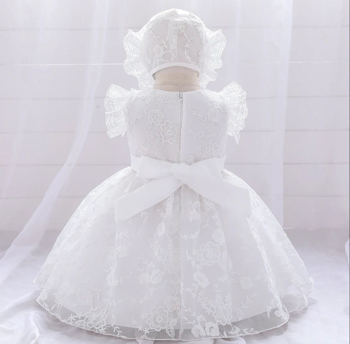 Vestido blanco bebé de renda con gorrito