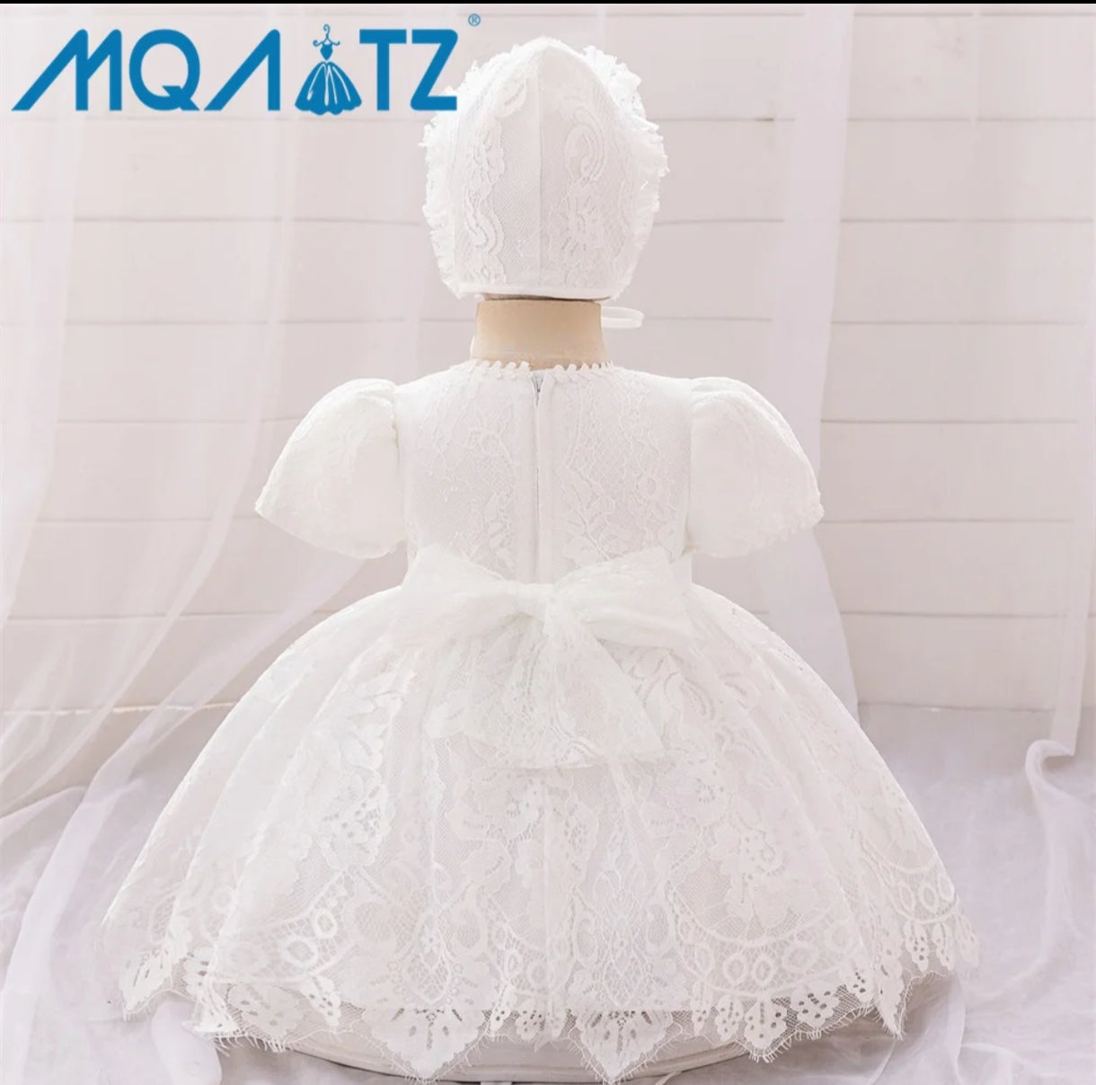 Vestido blanco bebé con mangas de renda y gorrito