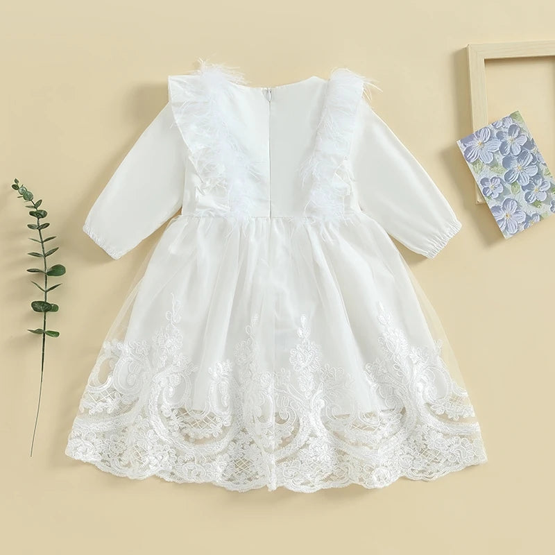 Vestido blanco mangas largas con plumas