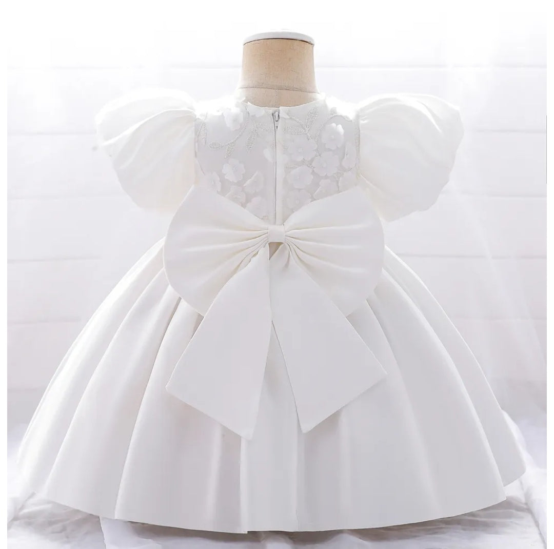 Vestido blanco con mangas abullonadas