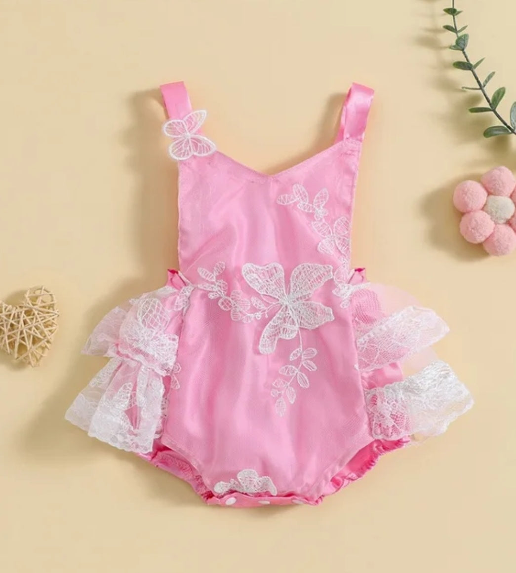 Body con encaje y bordados de mariposas