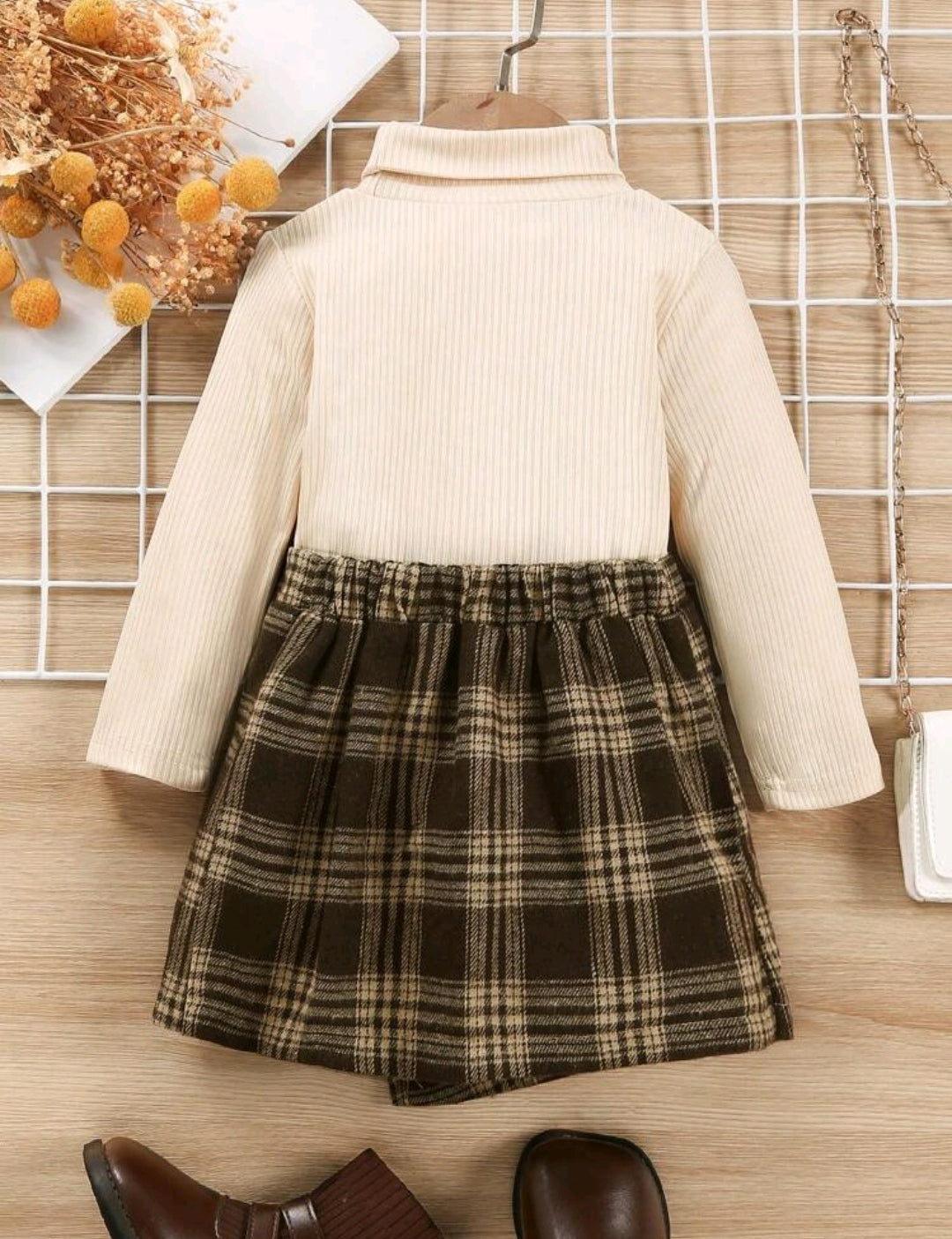 Abrigo cuello alto + falda a cuadro