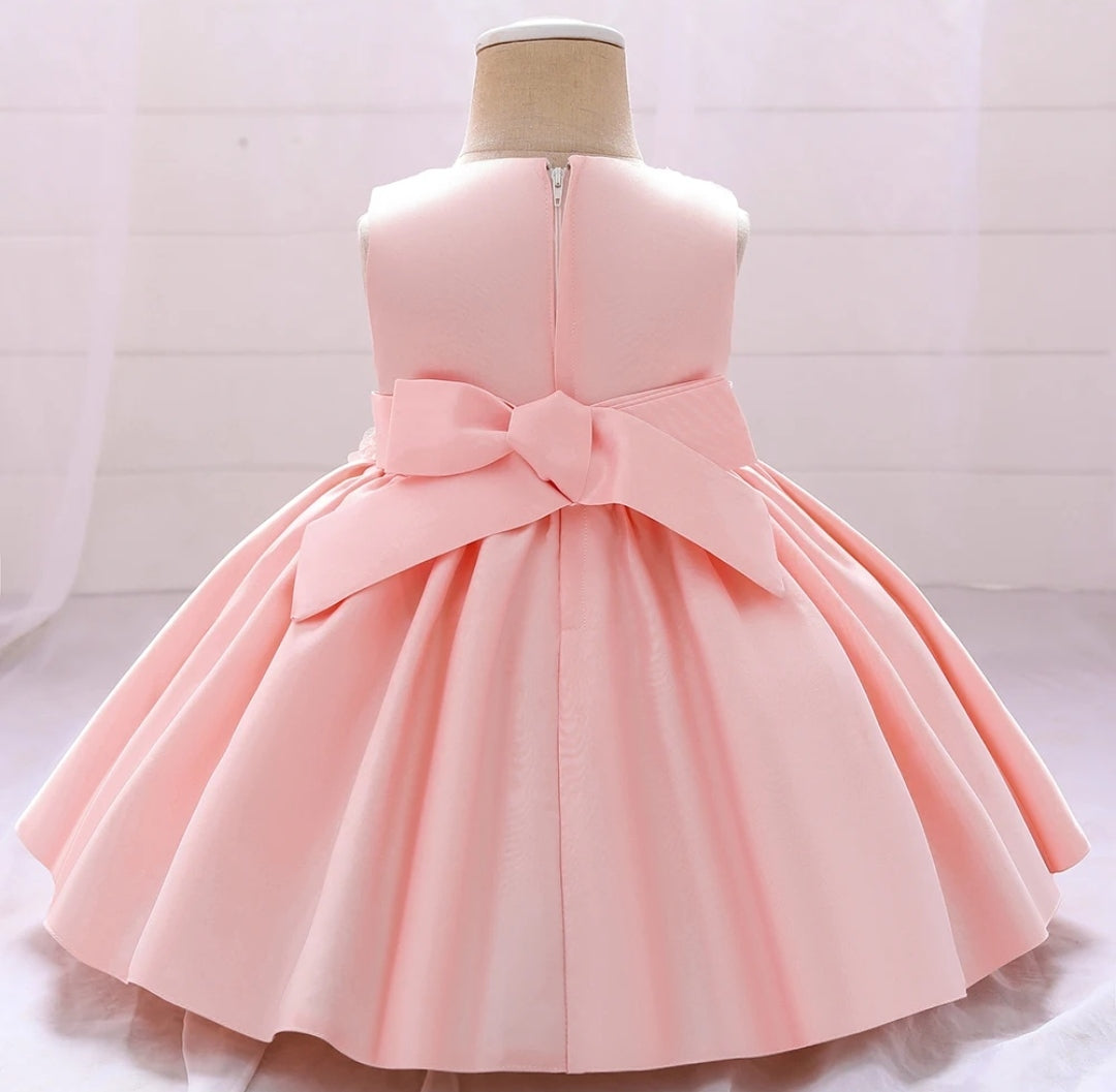 Vestido elegante con bordados floral y detalles en perlitas
