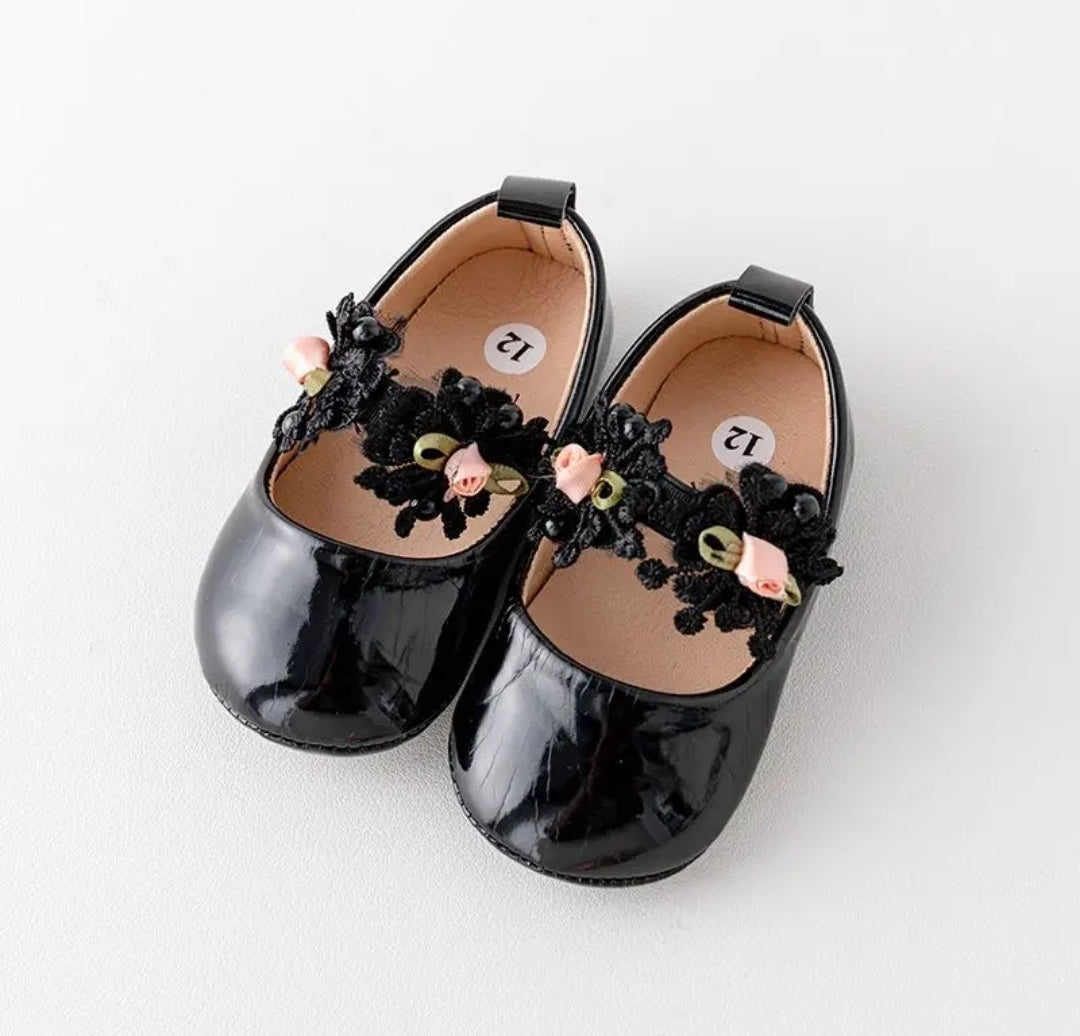 Acc. Zapatito antideslizante con detalles en flores