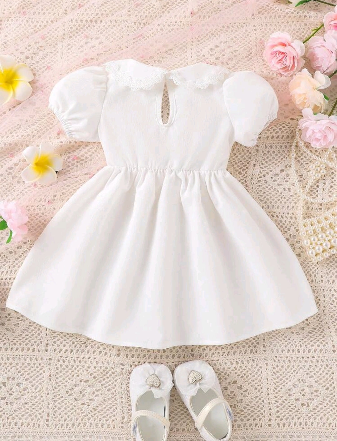 Vestido blanco con mangas abullonadas