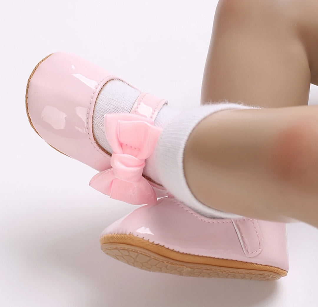 Acc. Zapatito charolado con molo, suela engomada