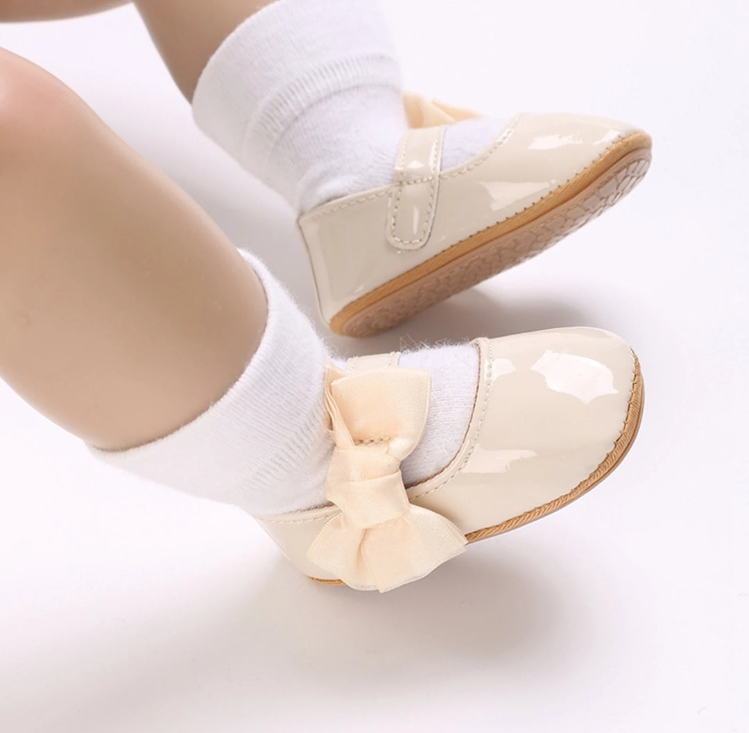 Acc. Zapatito charolado con molo, suela engomada