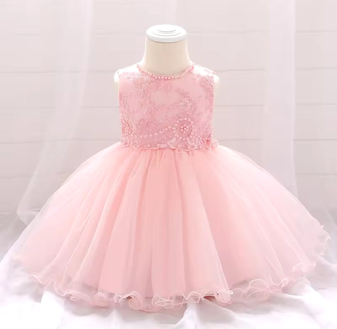Vestido elegante con detalles en perlitas