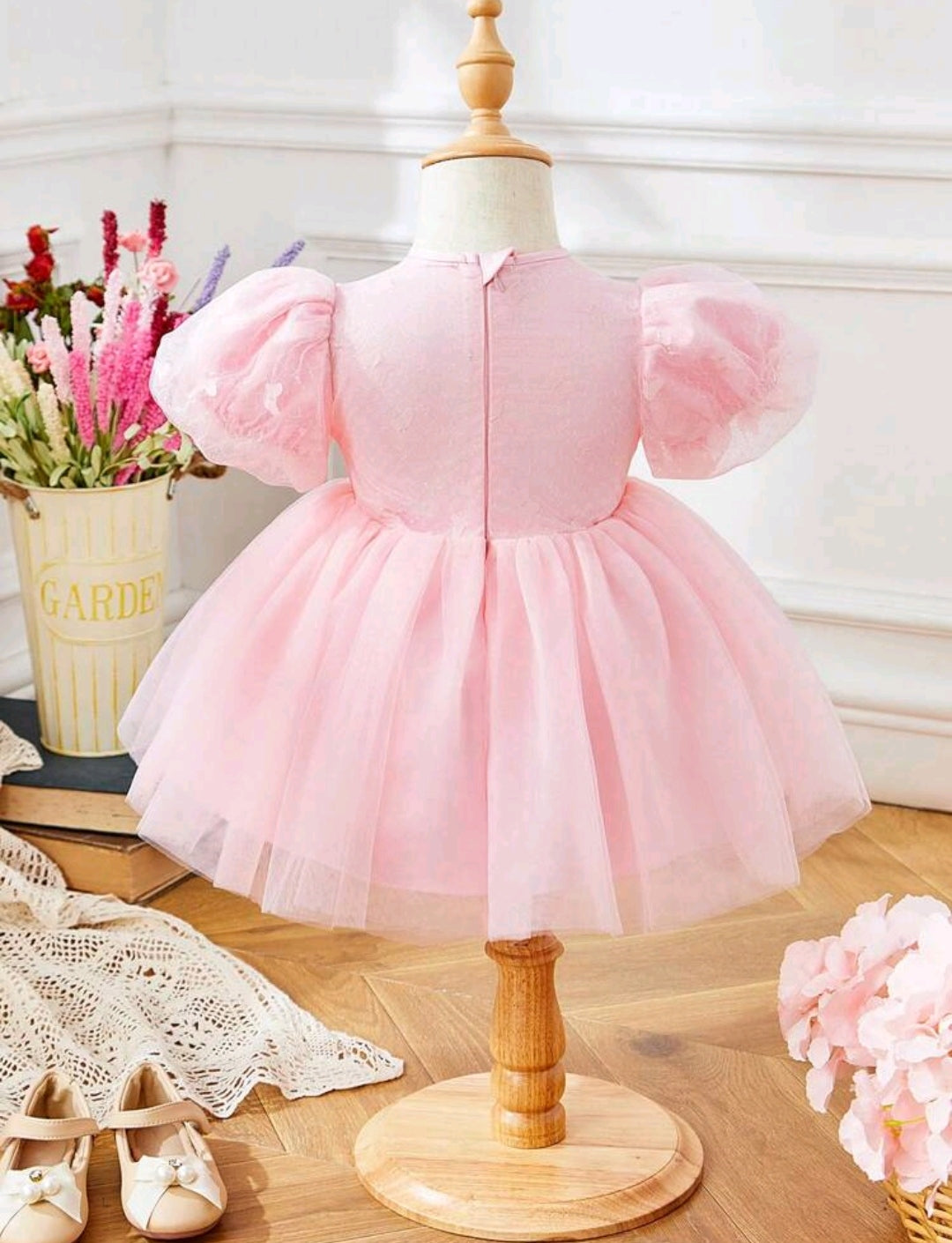 Vestido elegante con mangas abullonadas y detalles en mariposa