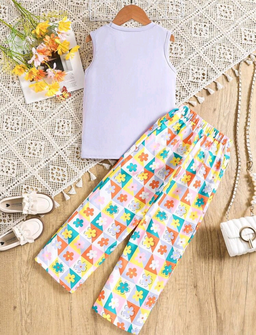 Remera sin mangas + pantalón estampado