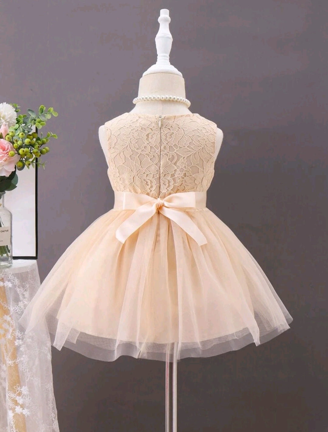 Vestido de tul con cinto de flor