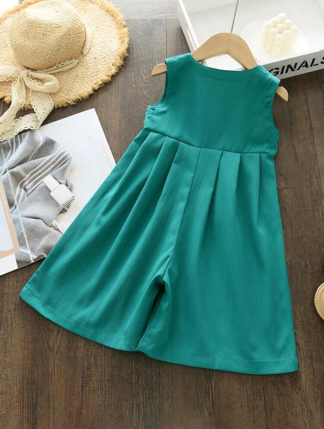 Mono sin mangas con botones