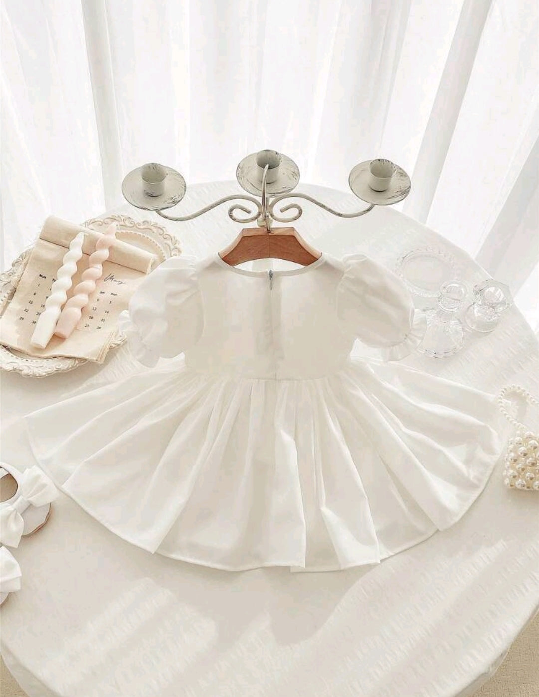 Vestido blanco con mangas abullonadas y renda