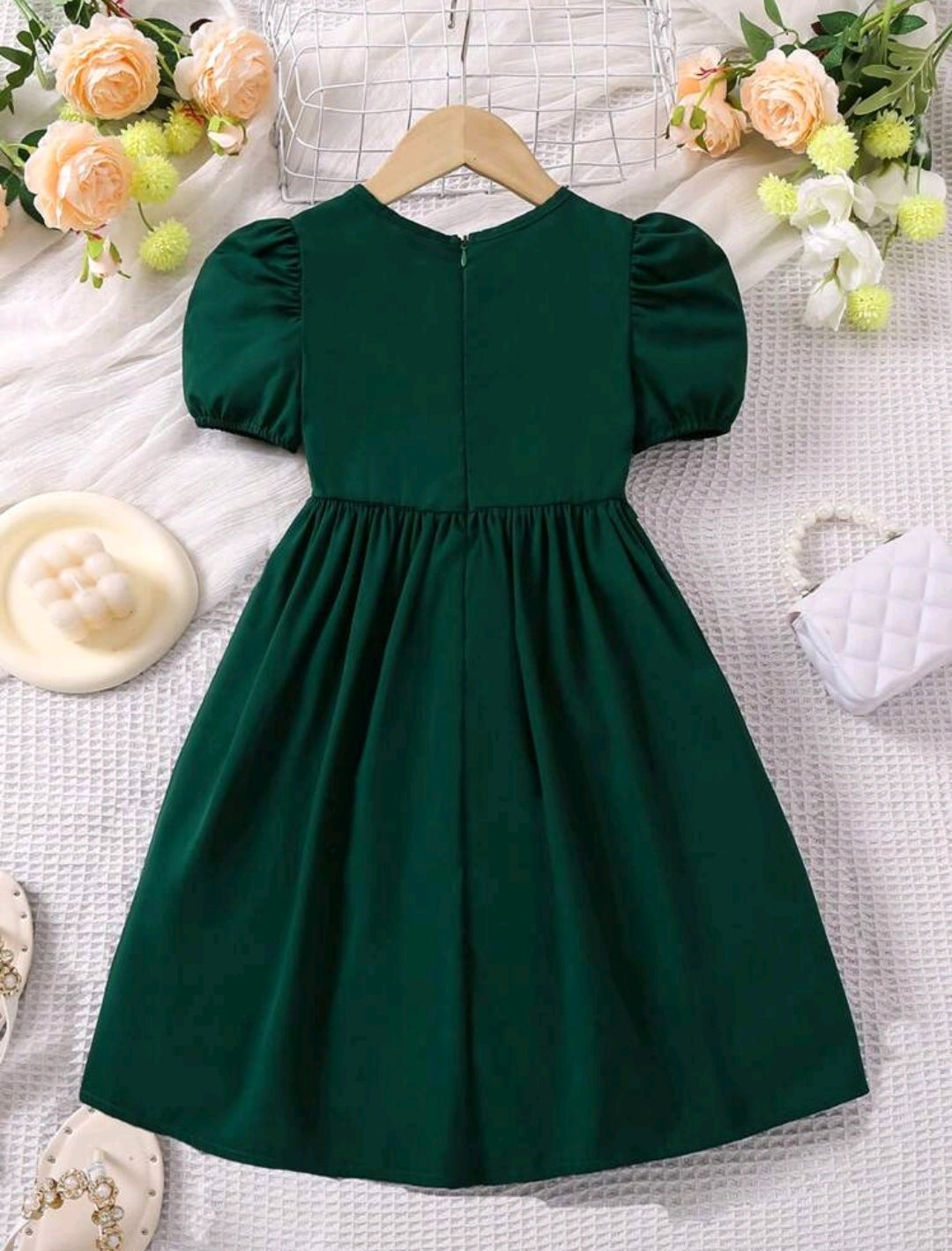 Vestido mangas abullonadas con encajes dorados