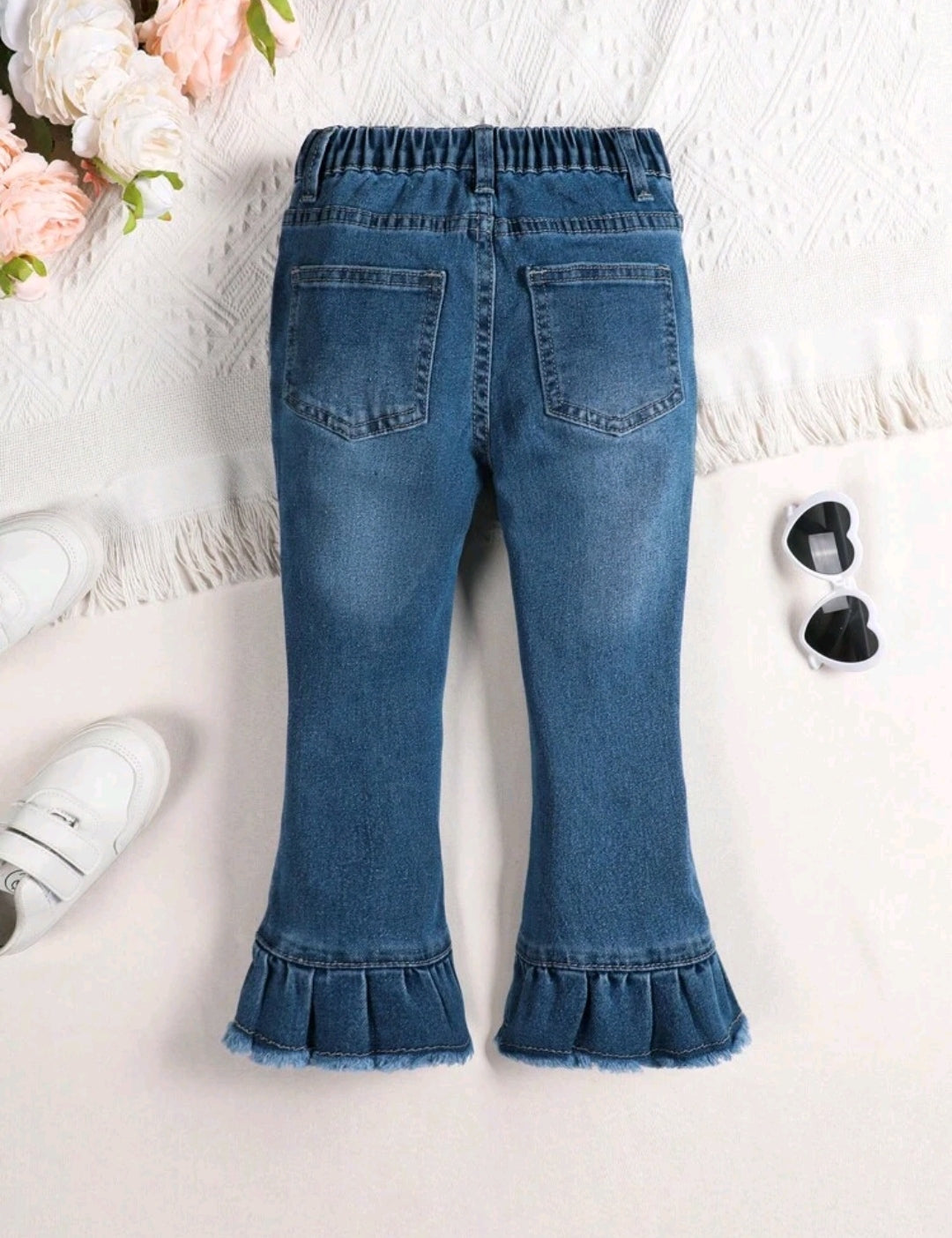 Pantalón de jeans con detalles en brillos