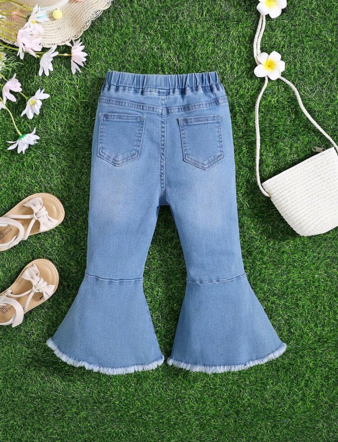 Pantalón de jeans con dobladillo de pétalos