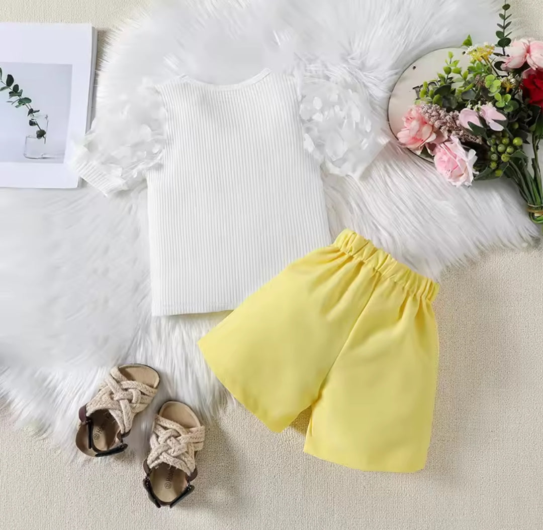 Blusa con mangas abullonadas + short cintura alta