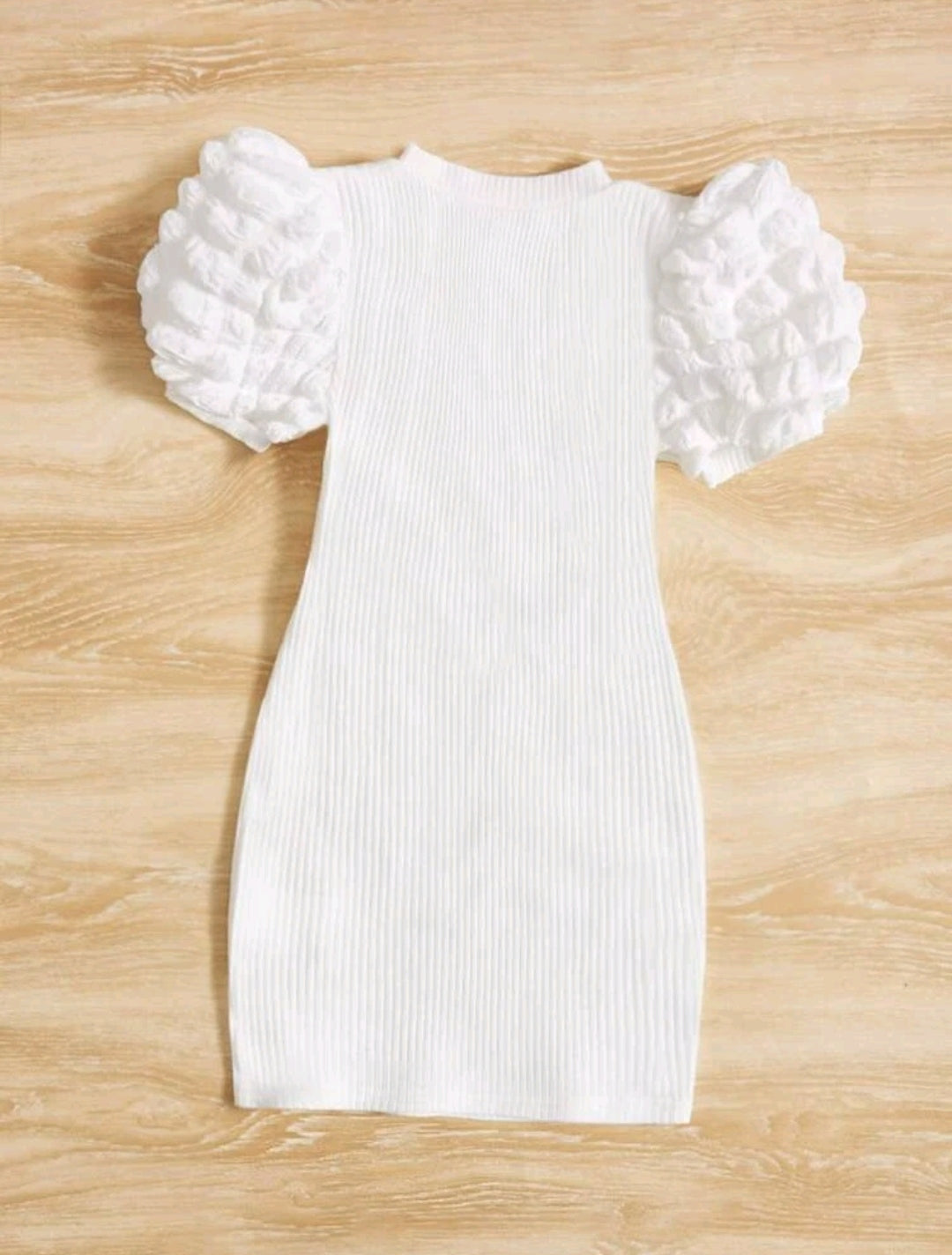 Vestido blanco con mangas abullonadas