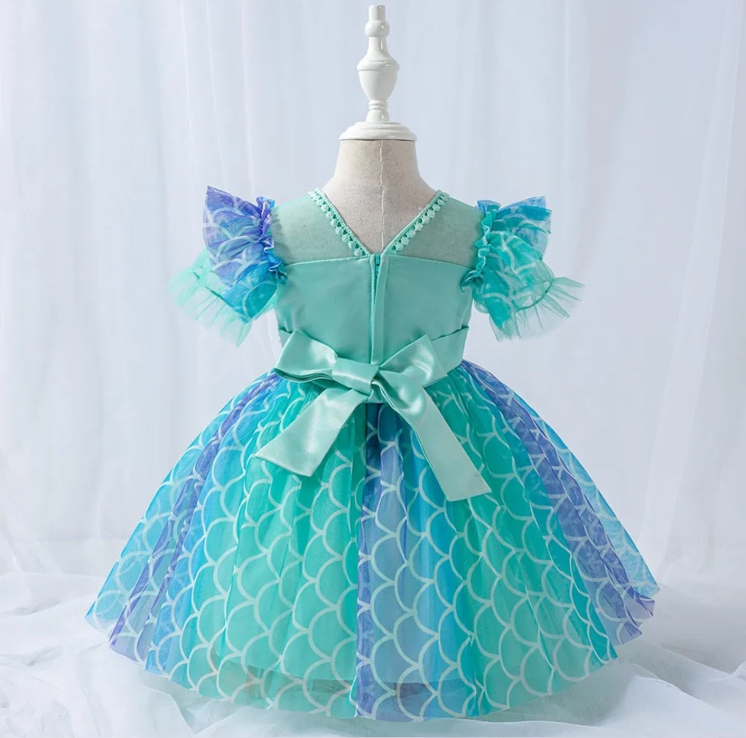 Vestido de cumpleaños con detalles de escamas