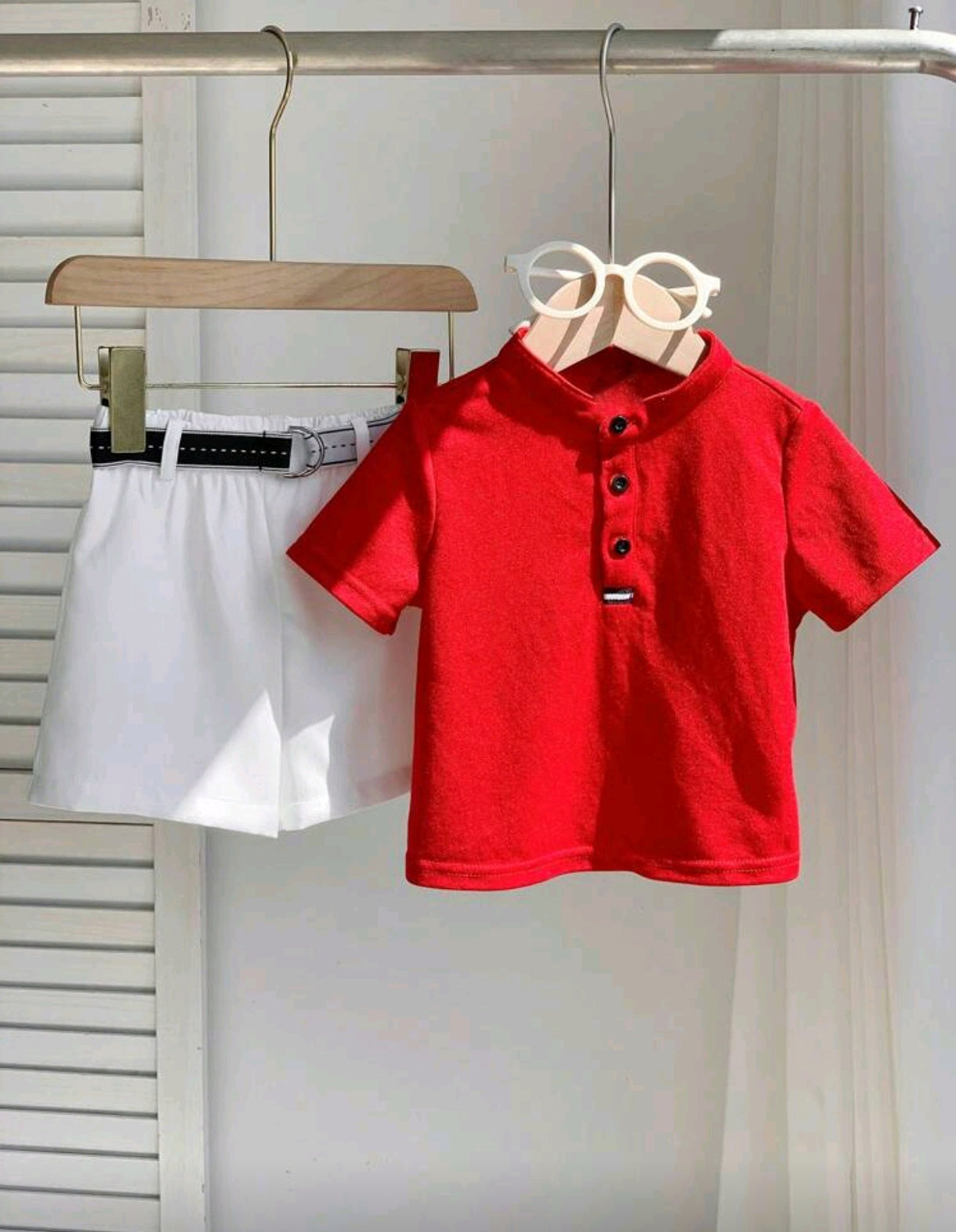 Camisa con cuello redondo + short + cinto