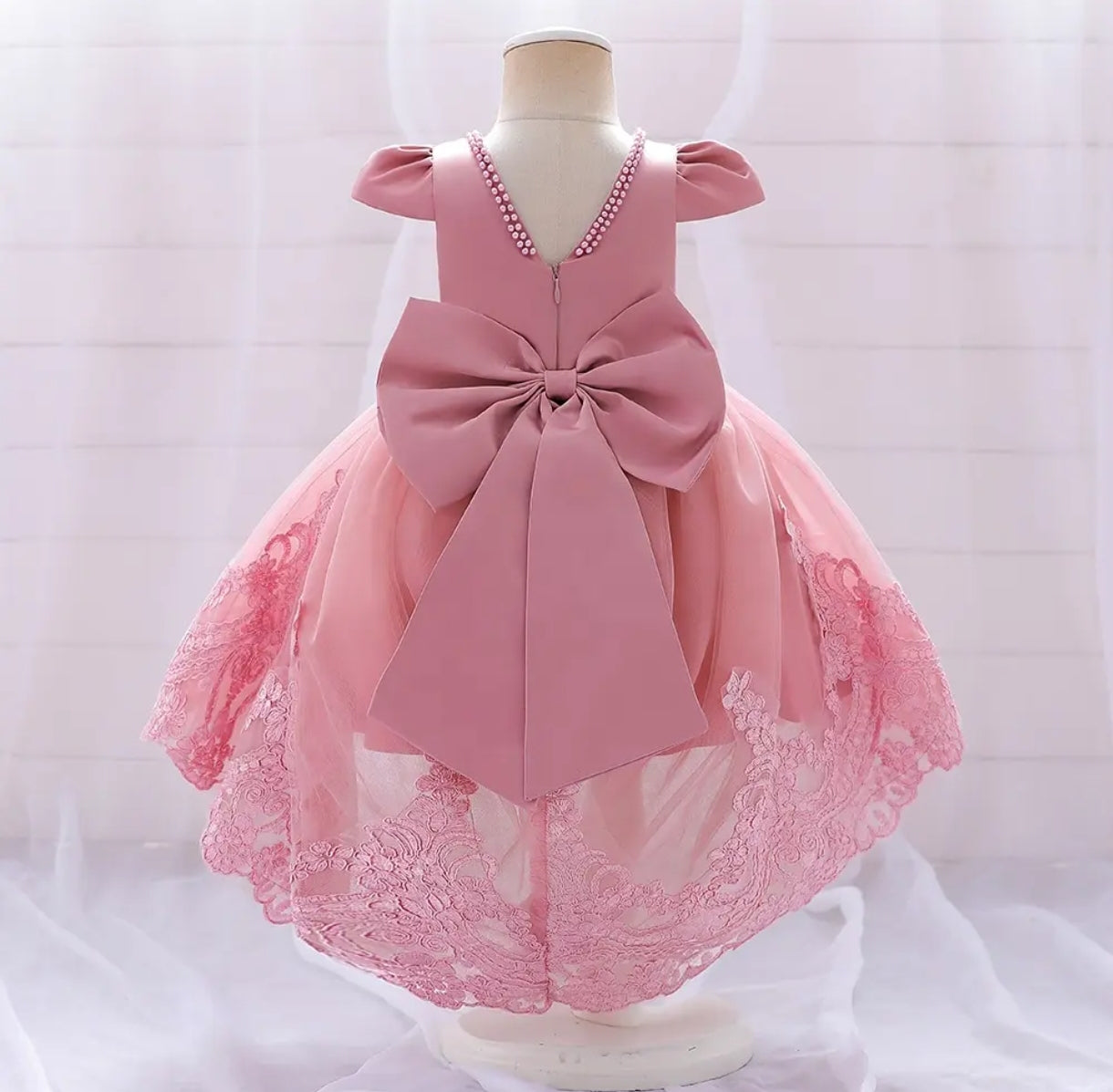 Vestido Elegante con detalles en perlitas y cola larga