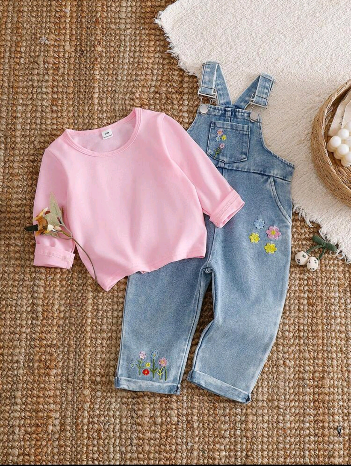 Mangas largas liso + Jardinera de Jeans con bordados