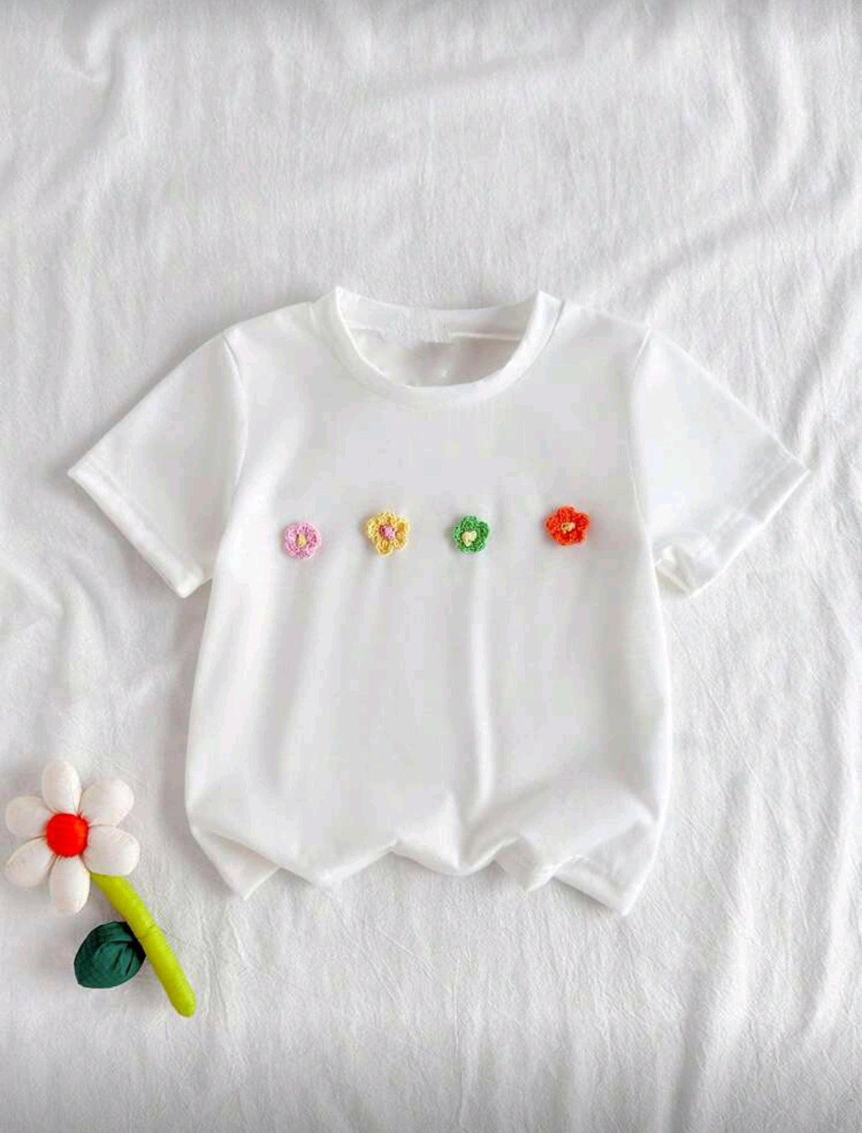 Remera con detelles en flores