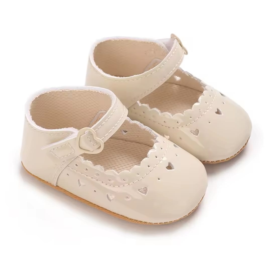 Acc. Zapatito suela engomada con detalles en corazón