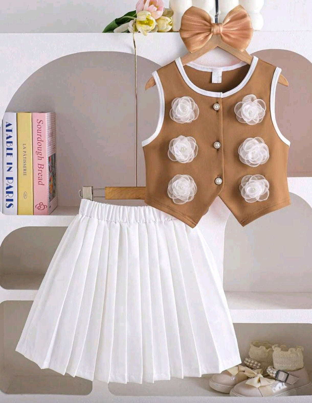 Chaleco con flores 3D+ falda plisada