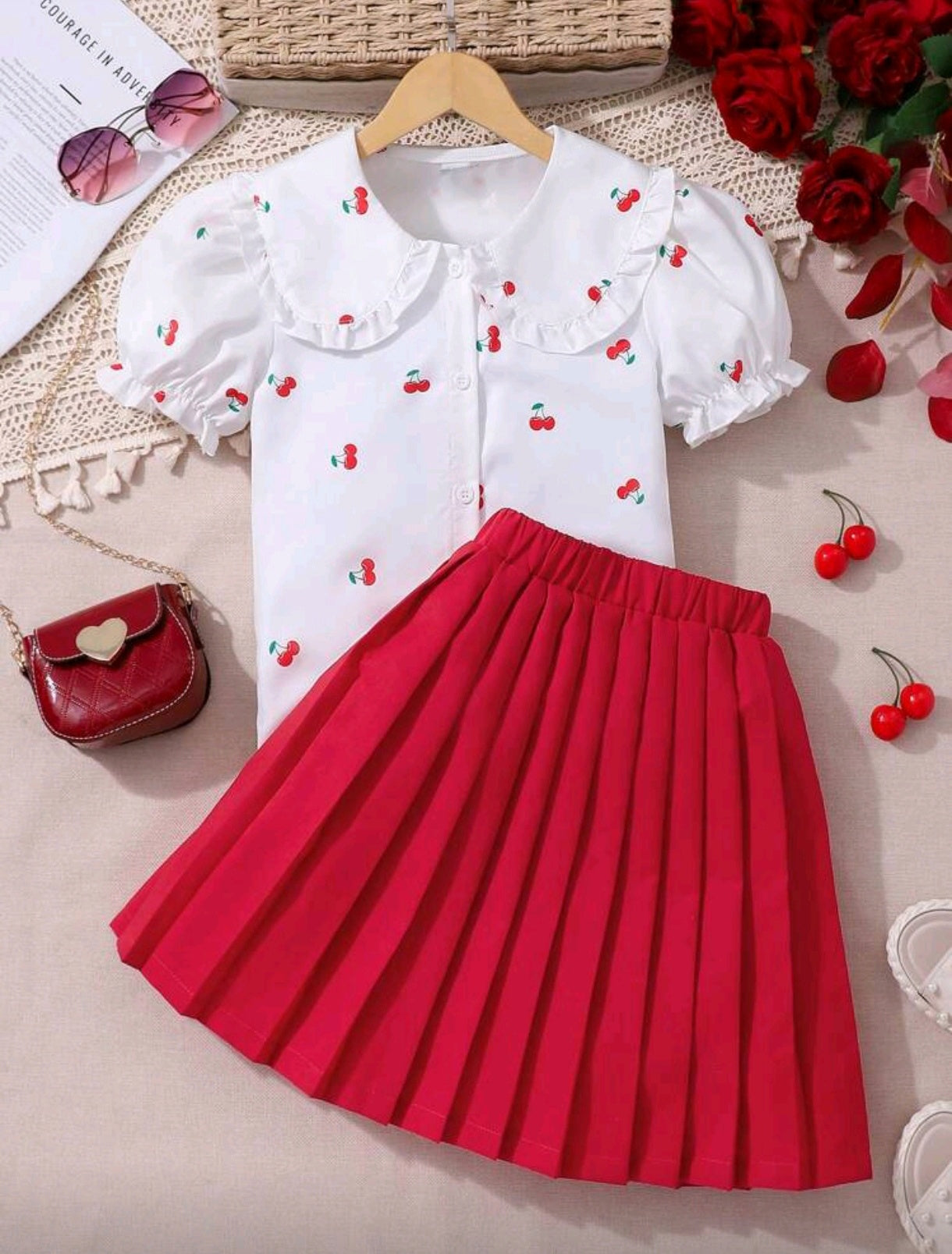 Camisa con estampa de cereza + falda plisada