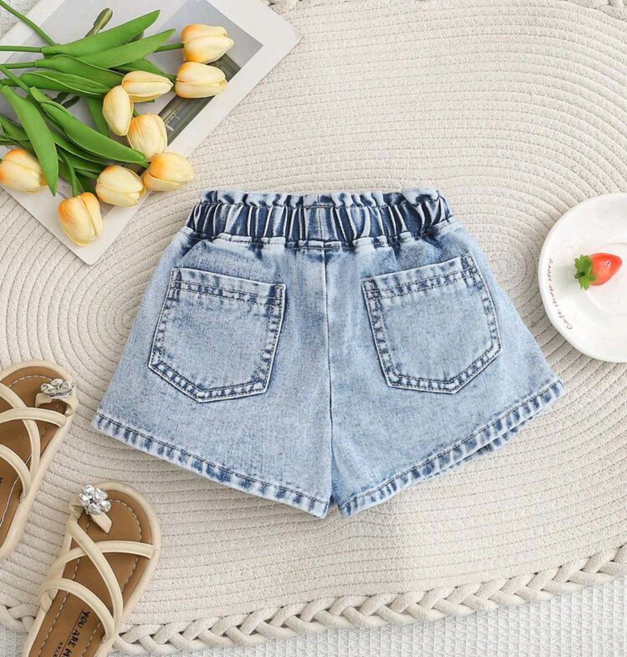 Short de Jeans plisado con detalles en perlitas