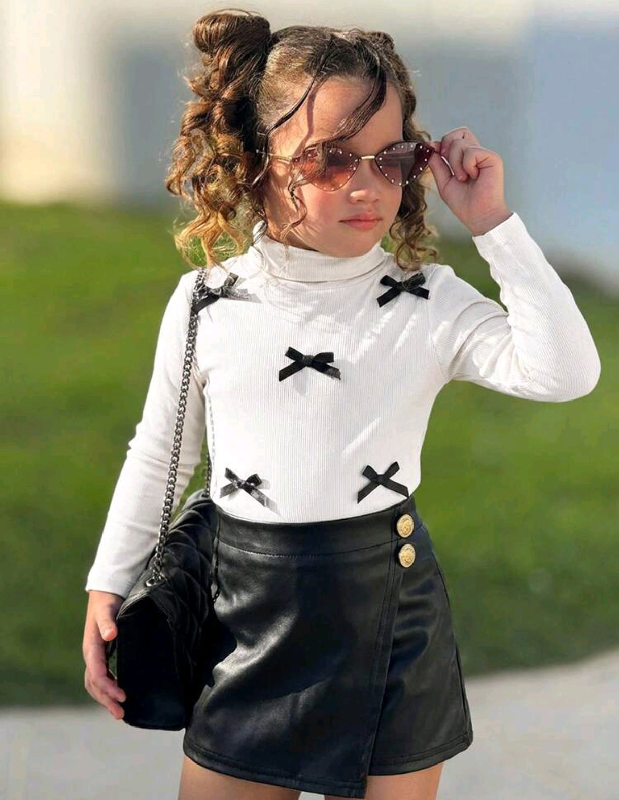 Mangas largas con cuello y detalles en moños + short pollera de cuerina