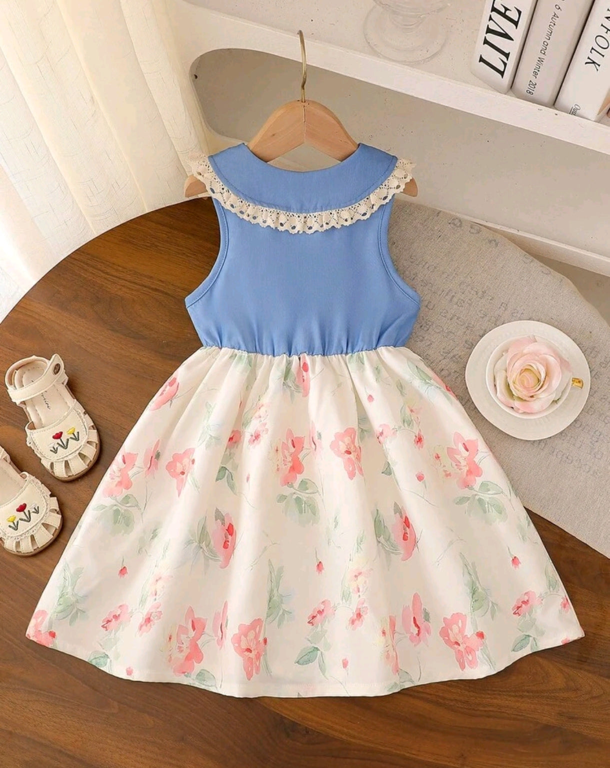 Vestido sin mangas con cuello y estampa floral