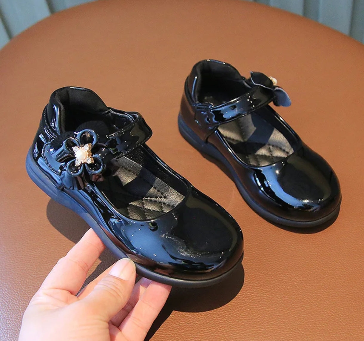 Acc. zapato Charol con flor y perla