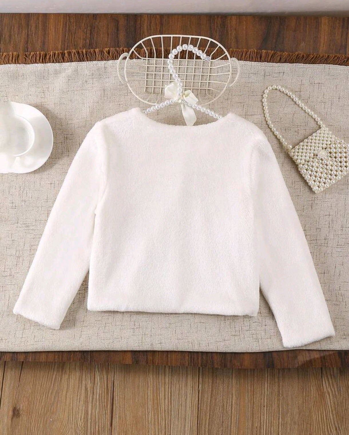 Abrigo blanco suave con detalle en moño