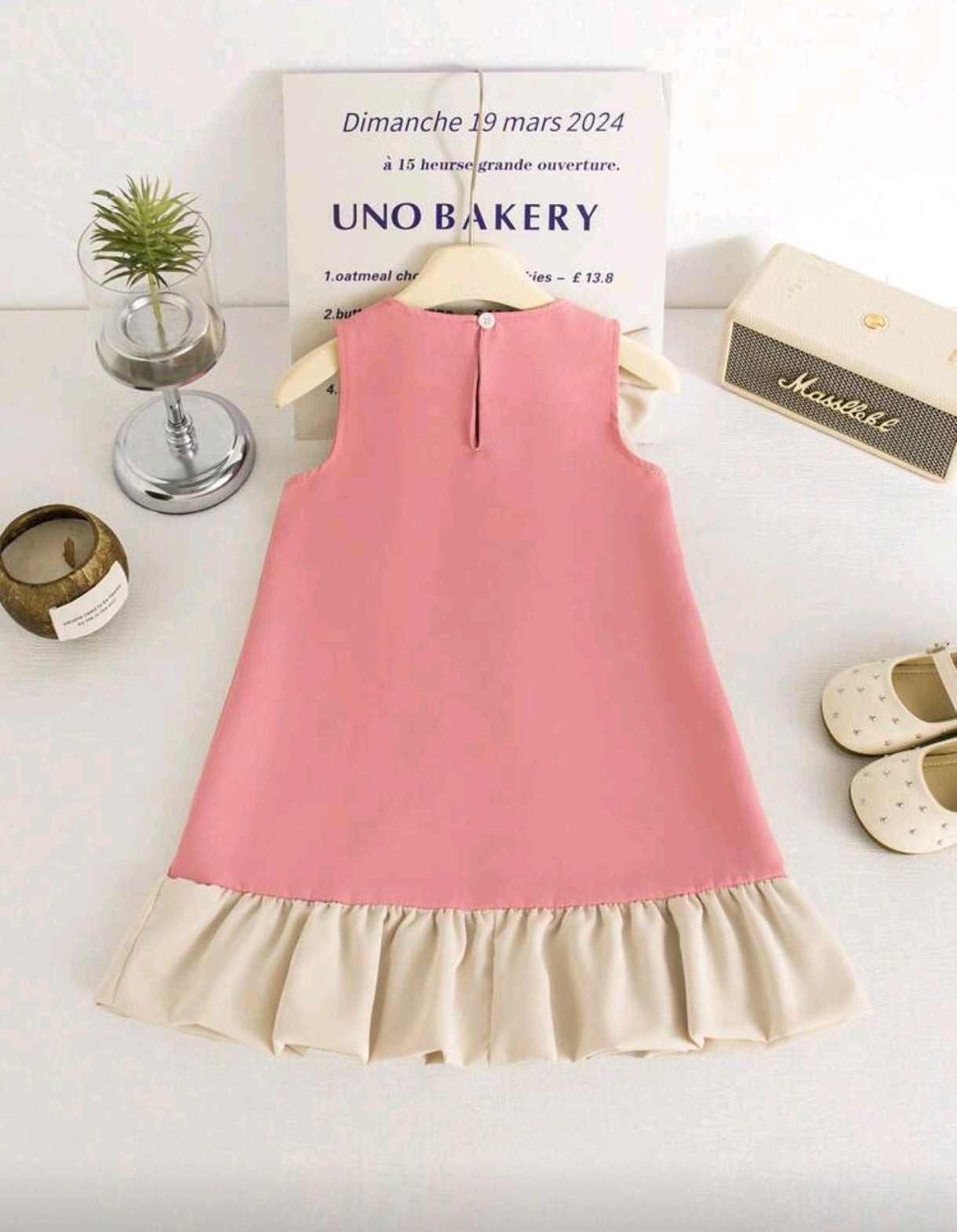 Vestido chic con detalles en pelotas y moño