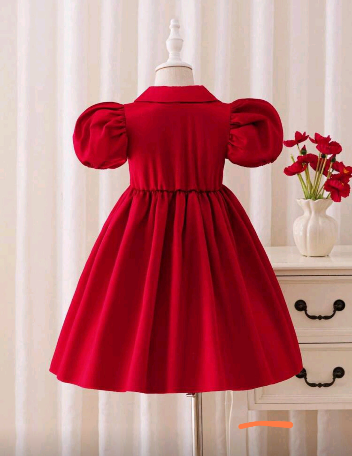 Vestido chic rojo con mangas abullonadas