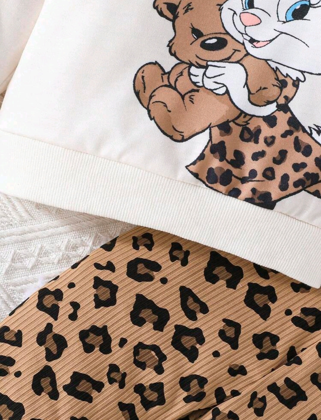 Mangas largas con estampado de conejo + pantalón leopardo