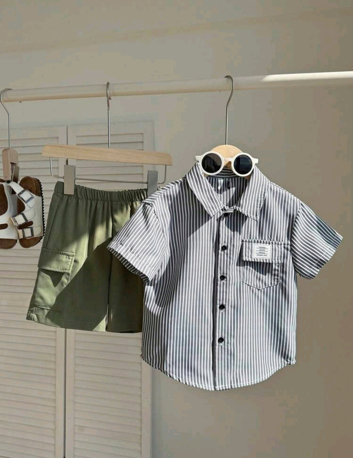 Camisa a rayas + short con bolsillos