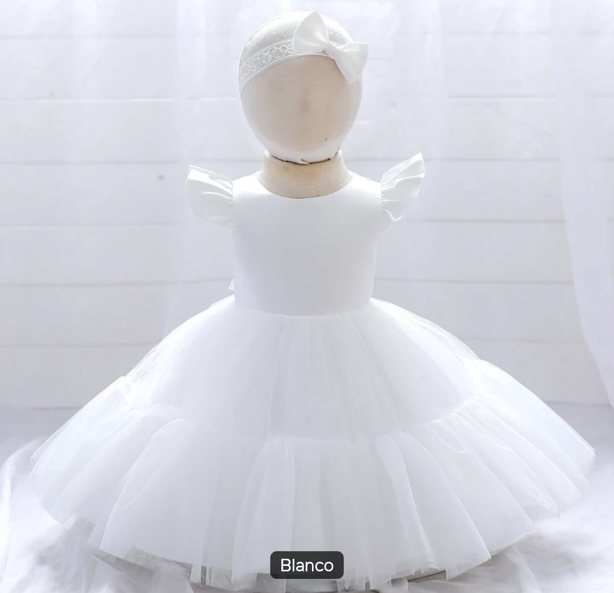 Vestido Elegante Blanco con mangas y tul