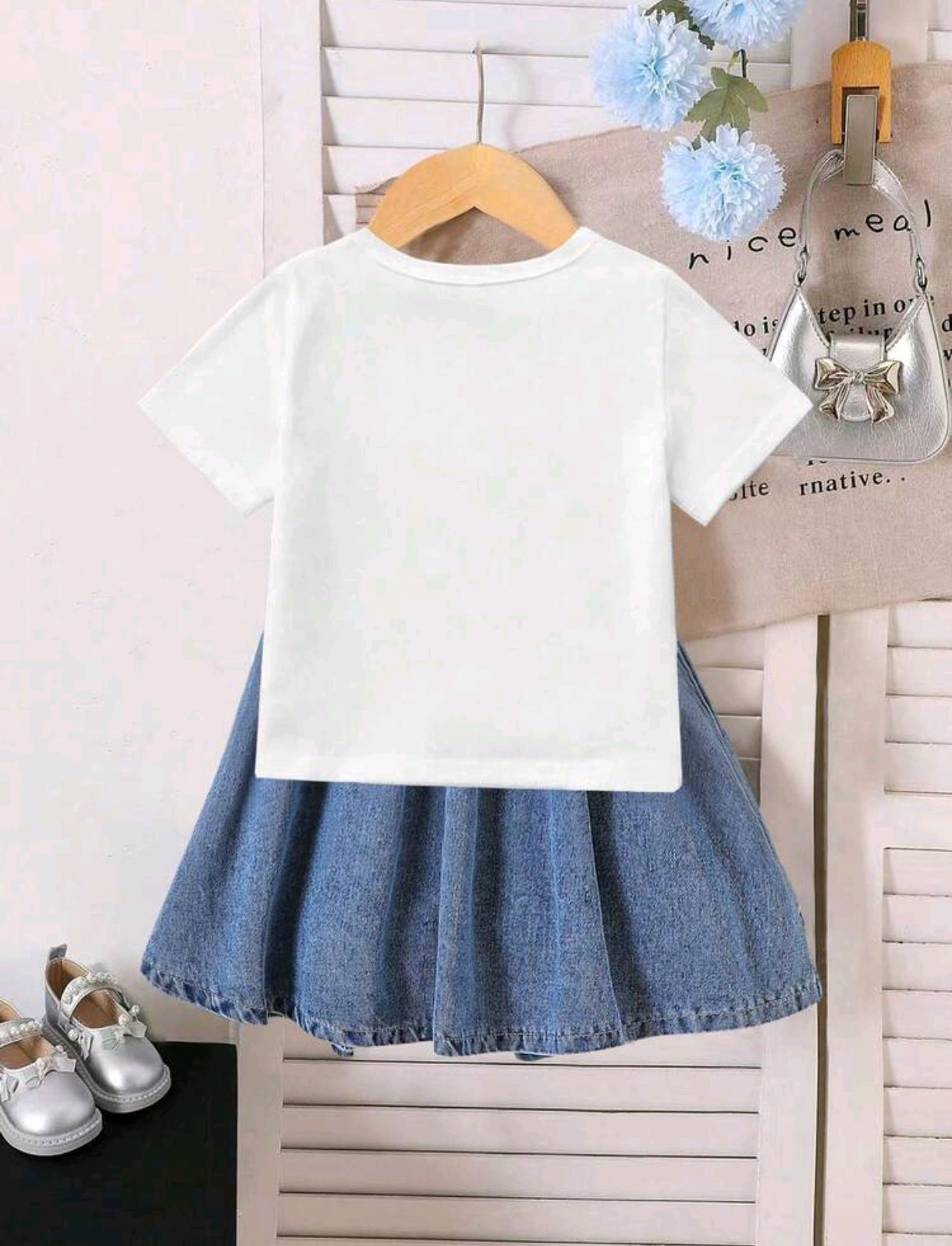 Blusa con detalles en moños + falda de Jeans plisado