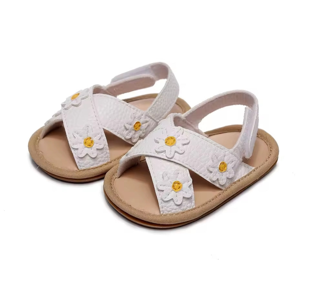 Acc. Sandalia con diseño de margaritas, suela engomada
