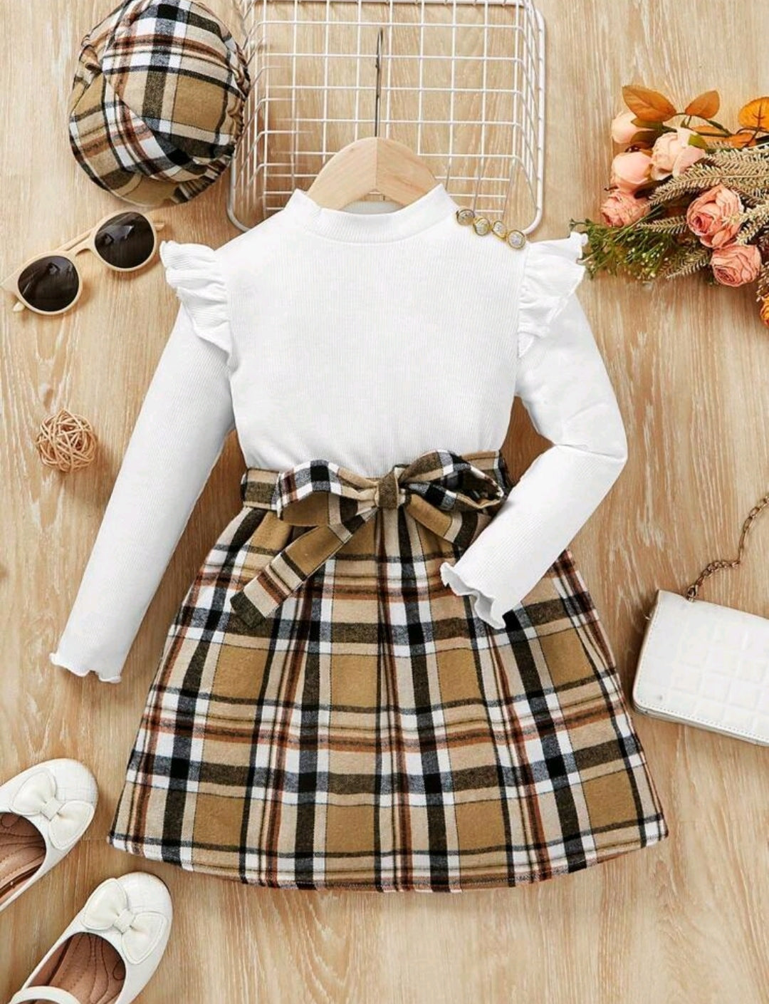 Mangas largas con detalles en botones + falda + boina