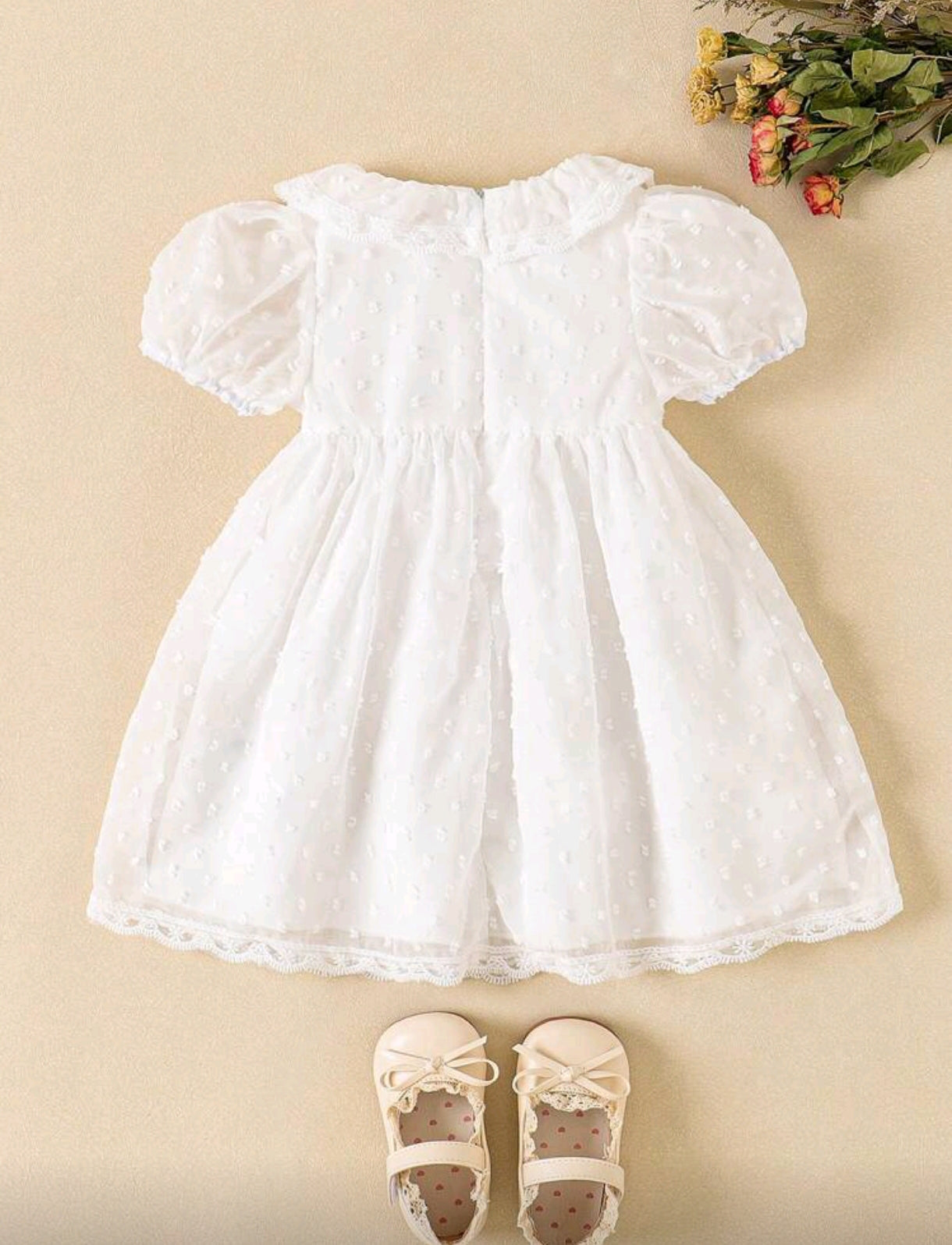 Vestido blanco sencillo con mangas