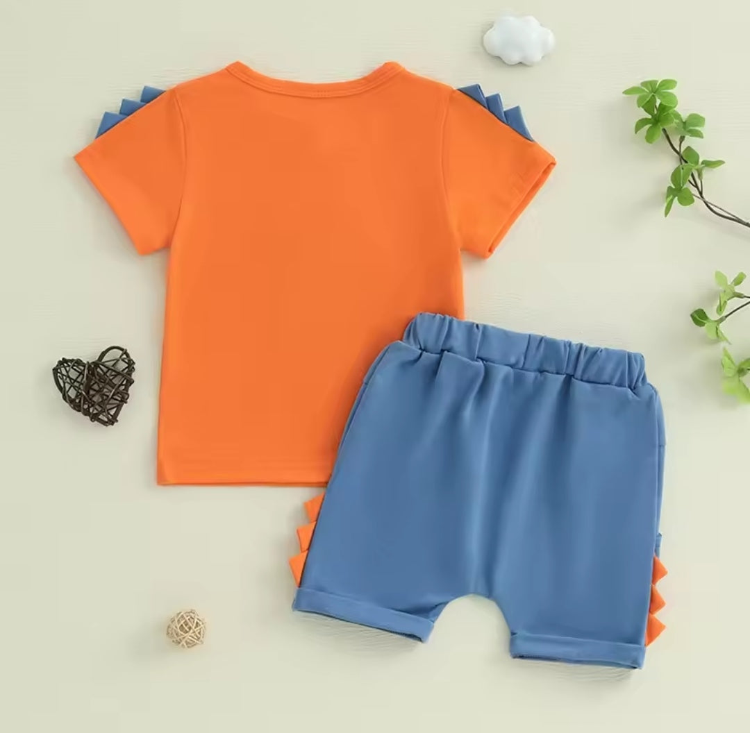 Remera con diseño de Dino + short